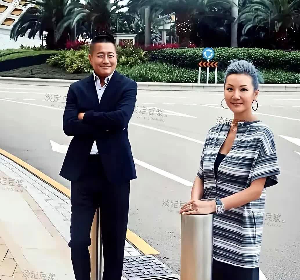 最近有网友在日本撞见江珊，完全认不出这是当年那个大明星。她穿着宽松卫衣配