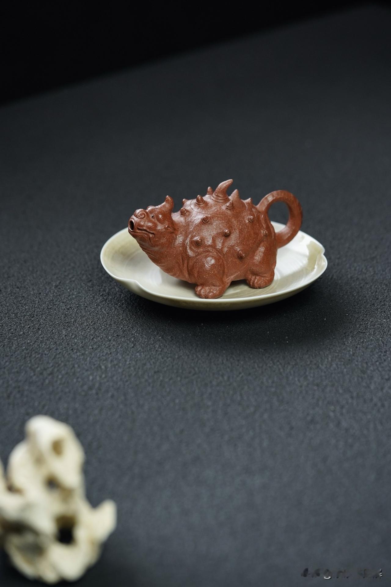 目前紫砂壶的价格相差较大，很难有一个标准，价格可以从几十块钱到几百几千，甚至上万