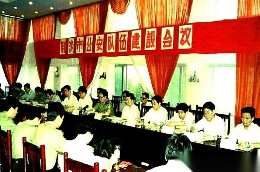 一张1995年的湖北荆州老照片，一场公安队伍建设会。满屋子都是崭新的制服，肩章
