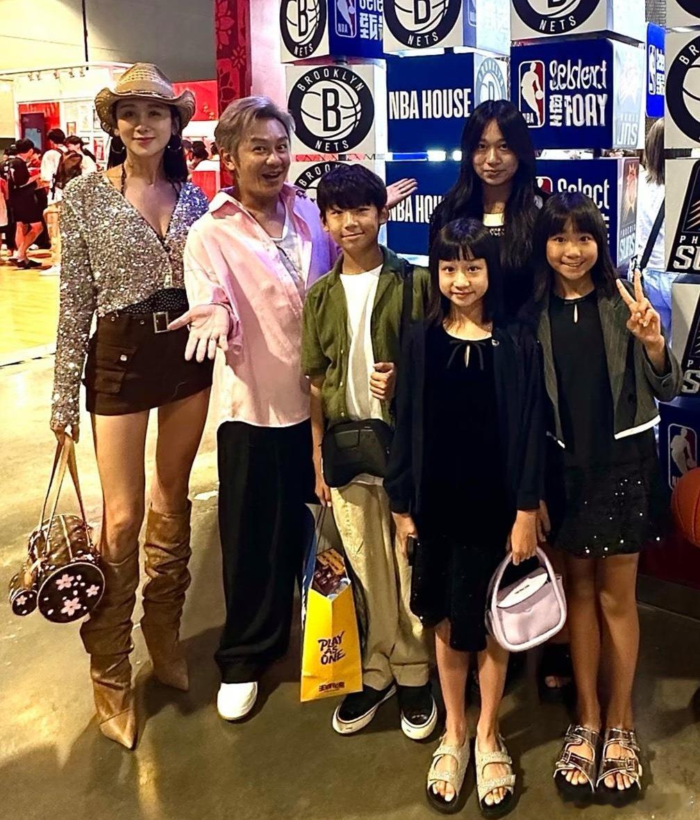 陈浩民和老婆、子女一起去看篮球赛，蒋丽莎的打扮好时尚贵气，身材又高又瘦，四个孩子