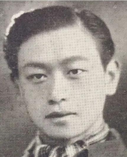 1939年，一汉奸藏到天津一电影院中，“锄奸队”找不到他，灵机一动，对播放员说道