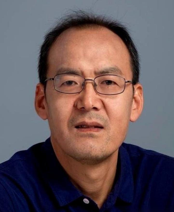 说实话，这种人挺“可怕”的。一个副教授，安安静静搞了三十年计算机。回头身后已站着