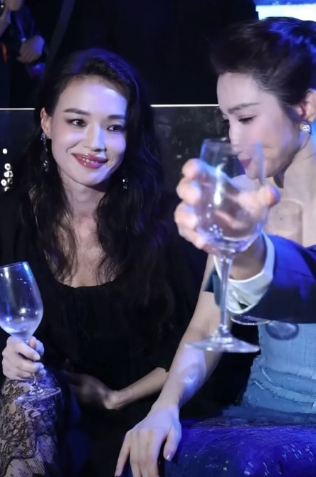 舒淇和李冰冰一起参加活动，二人相聚甚欢，一边痛饮一边闲聊，舒淇真的性感火辣，都五