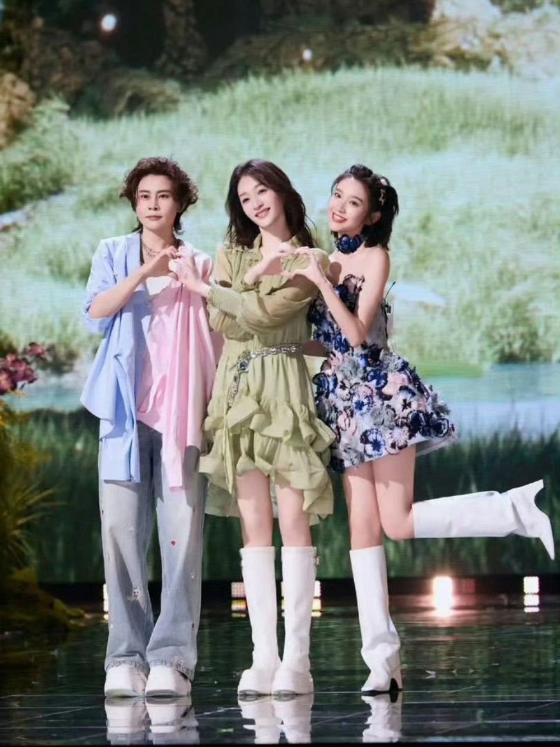 李小冉队857票857票！李小冉组从排练时的“各唱各的”到舞台上的完整呈现，进