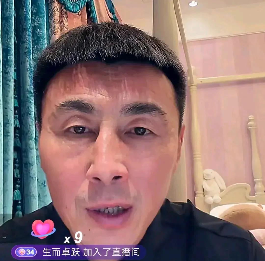 前国脚李玮锋透露，当年他刚进国足时吃饭不敢先坐下。李玮锋在直播时坦言，其实他当