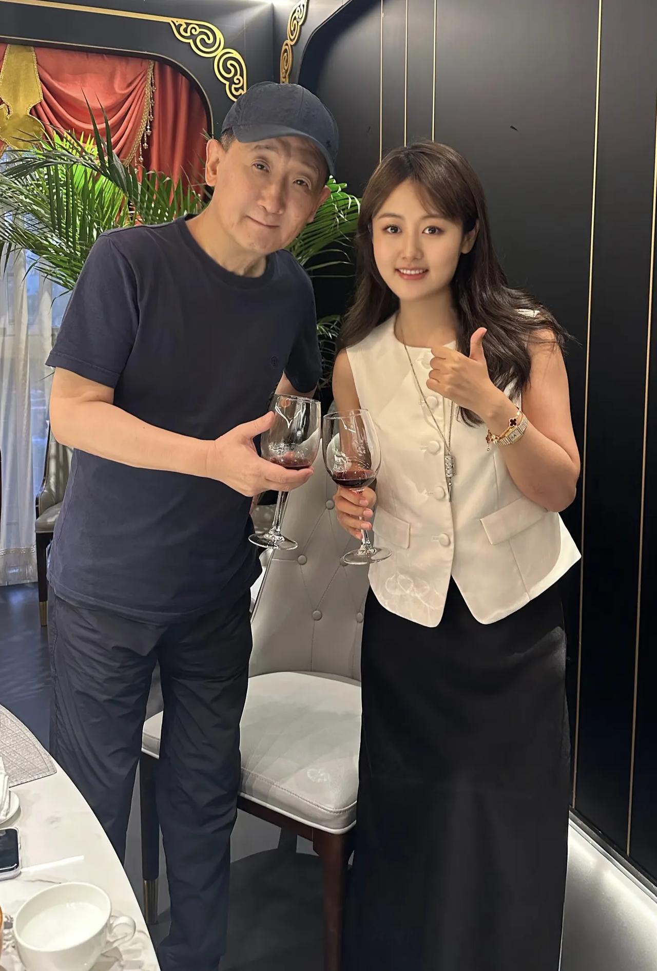 66岁梁天在北京和美女聚餐，他的脸变得很奇怪，眼凸、瘪嘴，五官看起来很不协调，和