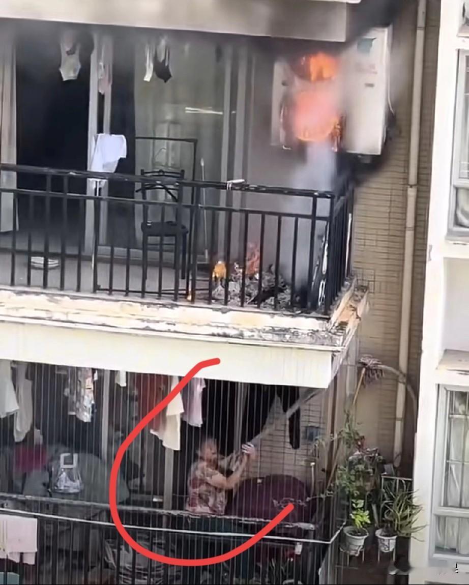 这位老太太真的是心大，她家楼上住户空调外机区域发生燃烧，她担心明火会从她家窗帘引
