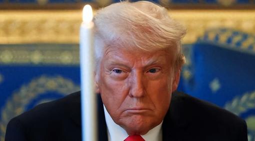 “林肯”号航母甲板被炸穿，冒着黑烟狼狈逃窜，这绝对是美军自二战以来遭受的最大耻辱