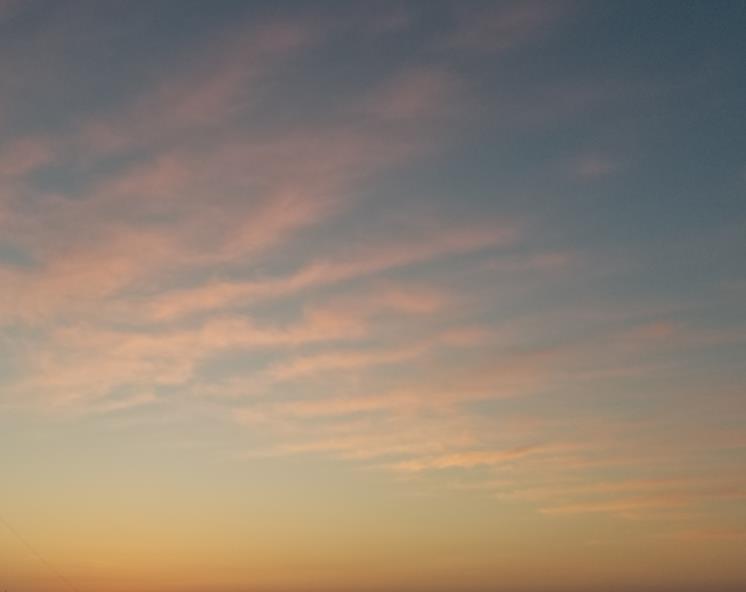 大早上看着吃饭的孩子，我竟然流泪了，早上六点十分起来做饭，今天的早餐是蒸虾，