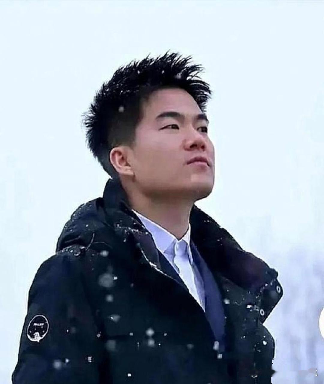看到一组数据，当场给我整不会了。与辉同行，一年销售额234亿。胖东来，一年销售额235亿。账面上看，