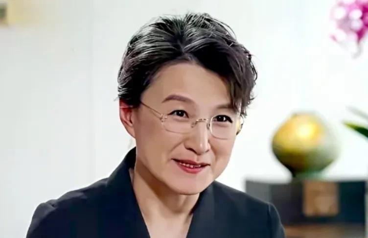 董倩前脚采访完科技巨头黄仁勋，就获得大家一致好评，不愧是央视主持，水平很高。
