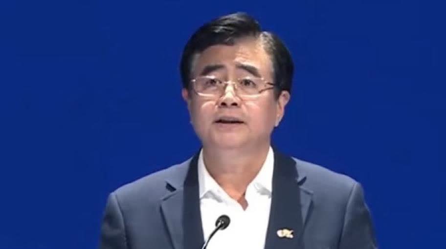 中国的球迷很刚！足协主席宋凯这次来球迷的火没白发！球迷将火转向了赞助