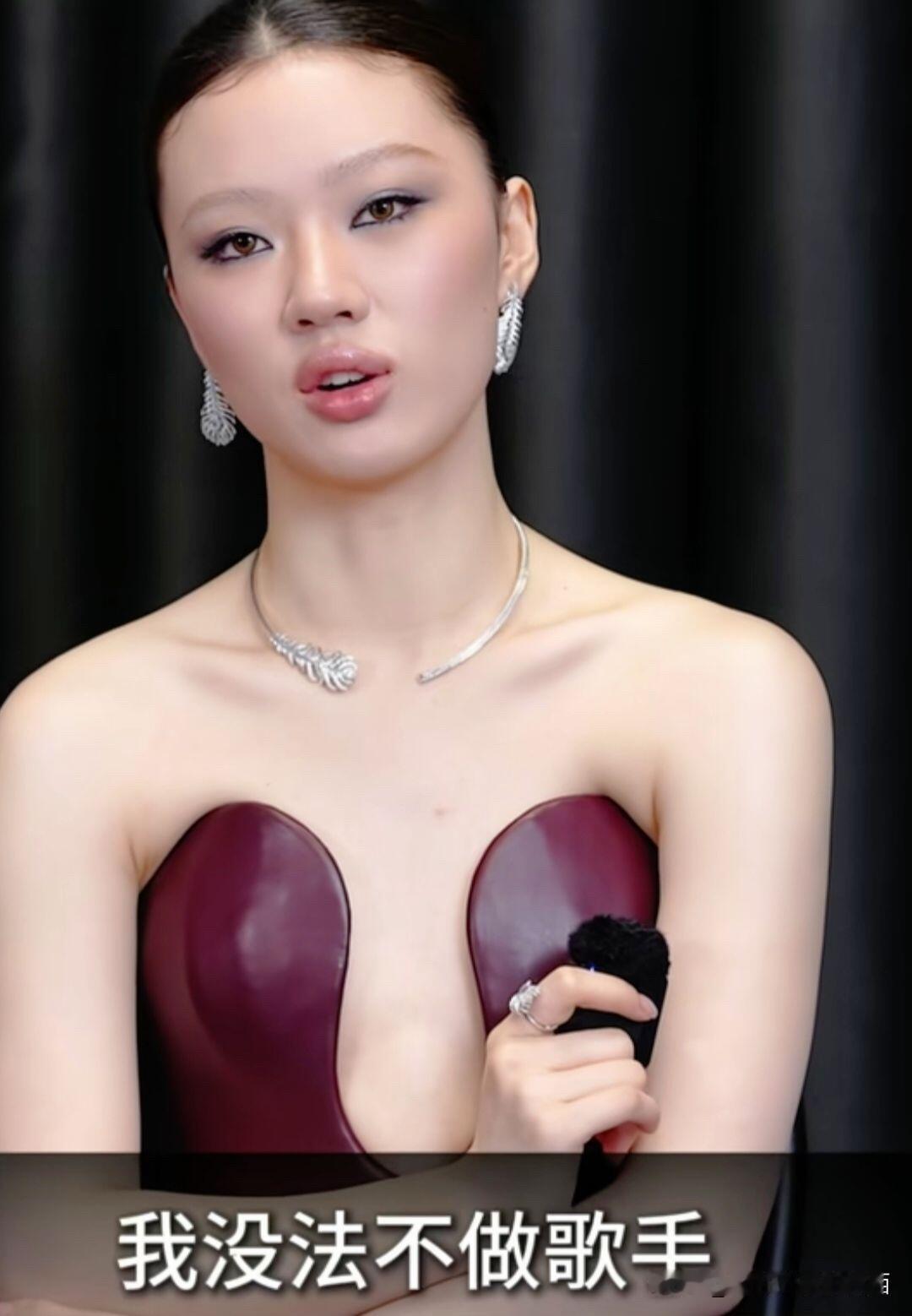 一点也欣赏不了她的美了，感觉刚出道时是多么清纯质朴的一个女歌手，现在香肠嘴，衣品