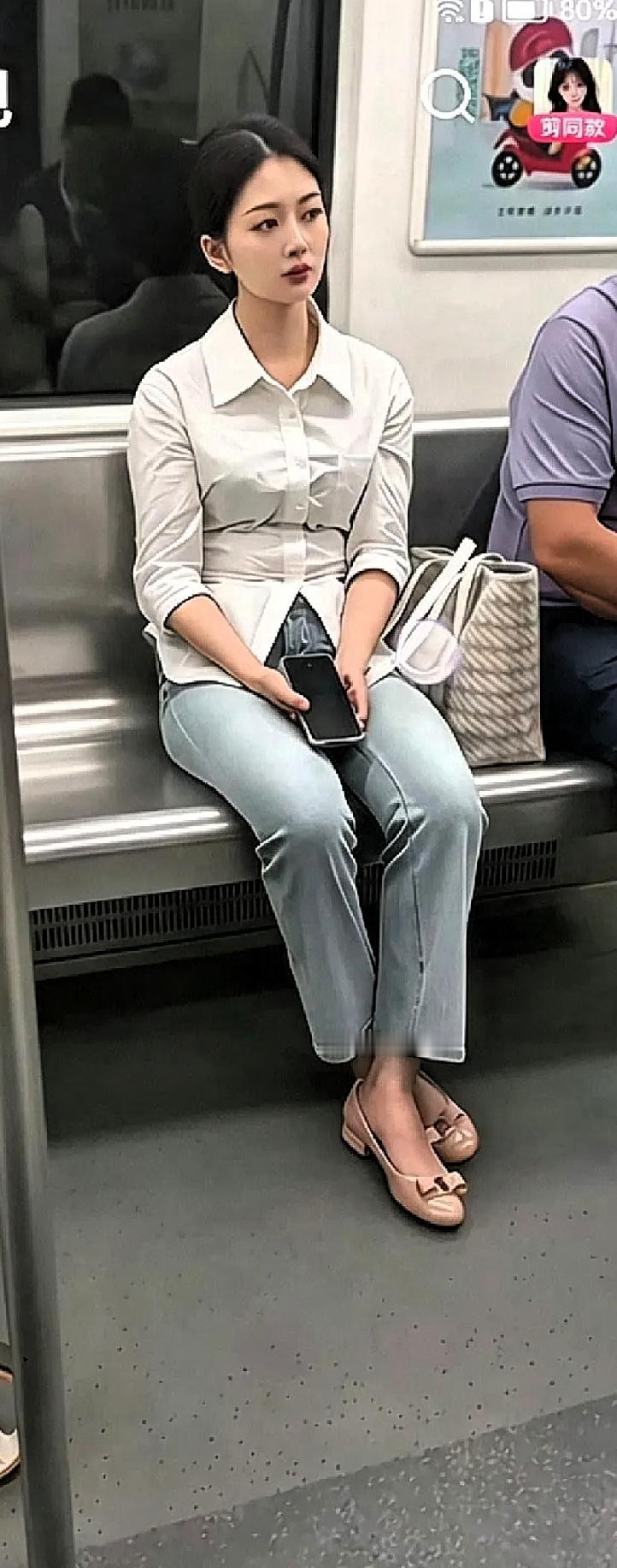 这样的女生，不浓妆不艳抹颜值好，素质高，心态平衡，是个好女孩，没美颜纯自然美，很