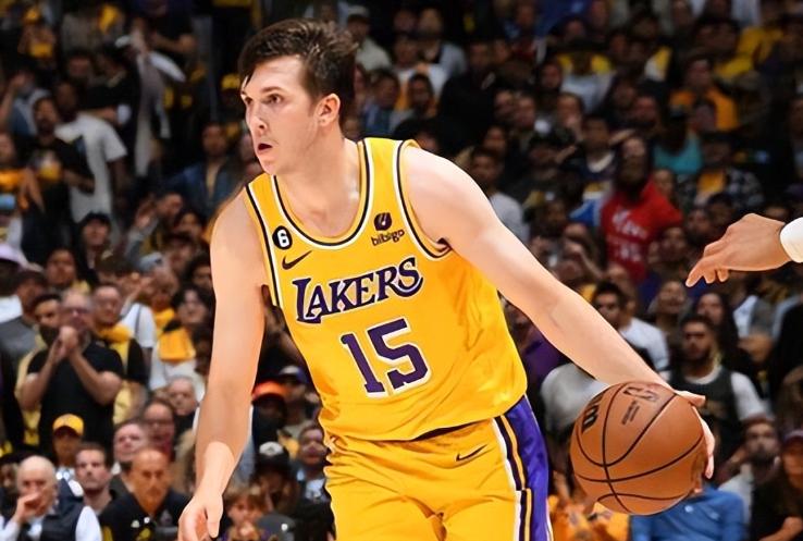 谁复出谁尴尬！小里弗斯复出后，虽然拿了22分，但他16投仅4中，三分8中2，靠