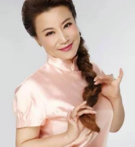 45岁王为念一无所有离开家庭，和小香玉正式解除婚姻关系。离婚没过多久，小香玉接手