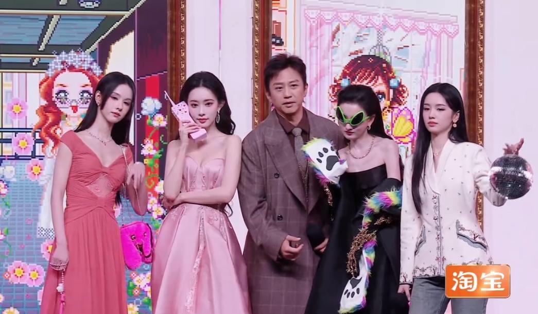 微博之夜邓超开始和95花同框了！前两年还是85花一块上台摆pose，邓超上台和