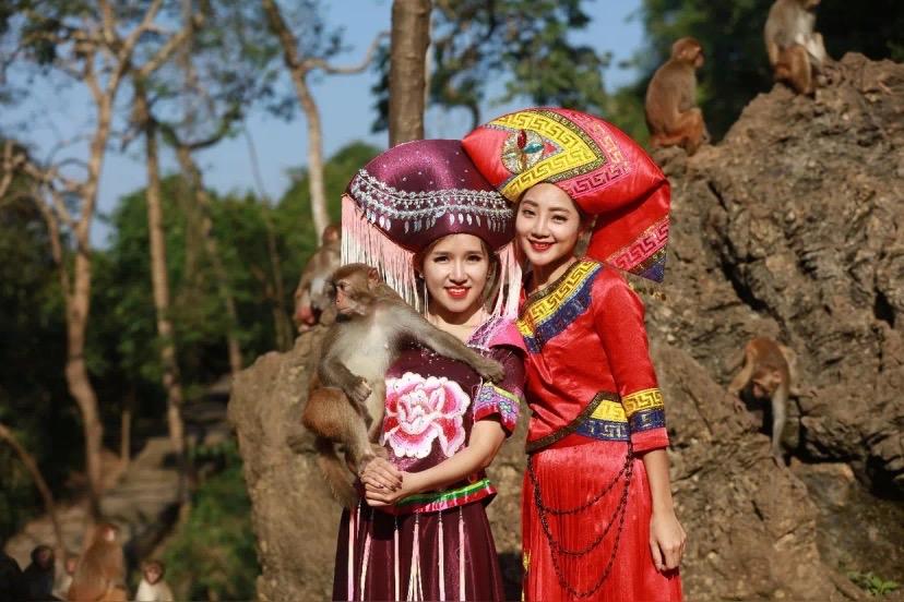 南宁惊现“打工猴”！扛旗迎宾要价两颗花生米，网友：吗喽的年终KPI卷疯了“快