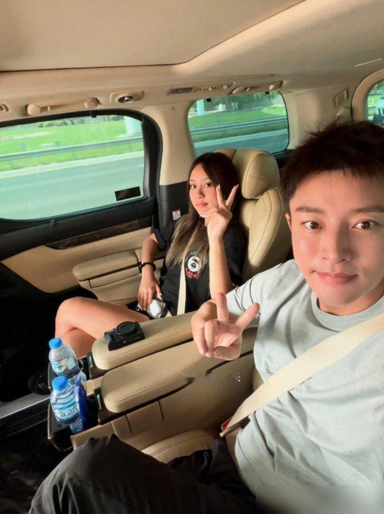 贾乃亮带13岁甜馨在迪拜，嘎嘎开心。父女俩自拍搞怪，甜馨一身行头不便宜，站那已经是亭亭玉立的大姑娘样