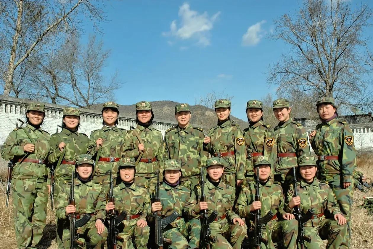 照片上的女兵们身着87式迷彩作训服，每个人肩章完全一样，是99式军衔制中的上等兵