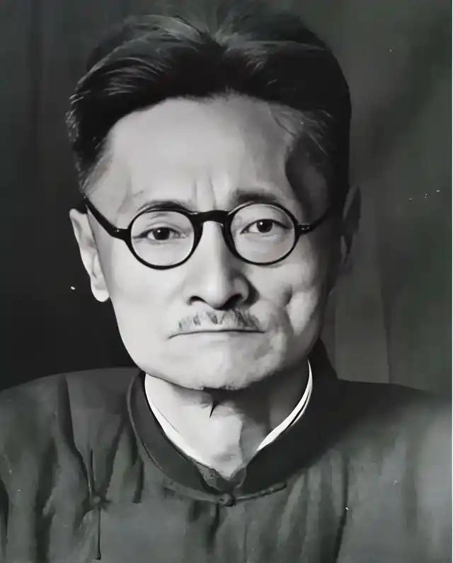 1917年，刘文典到北大教书。一天，辜鸿铭问他：“你教什么课？”“汉魏文学。”刘