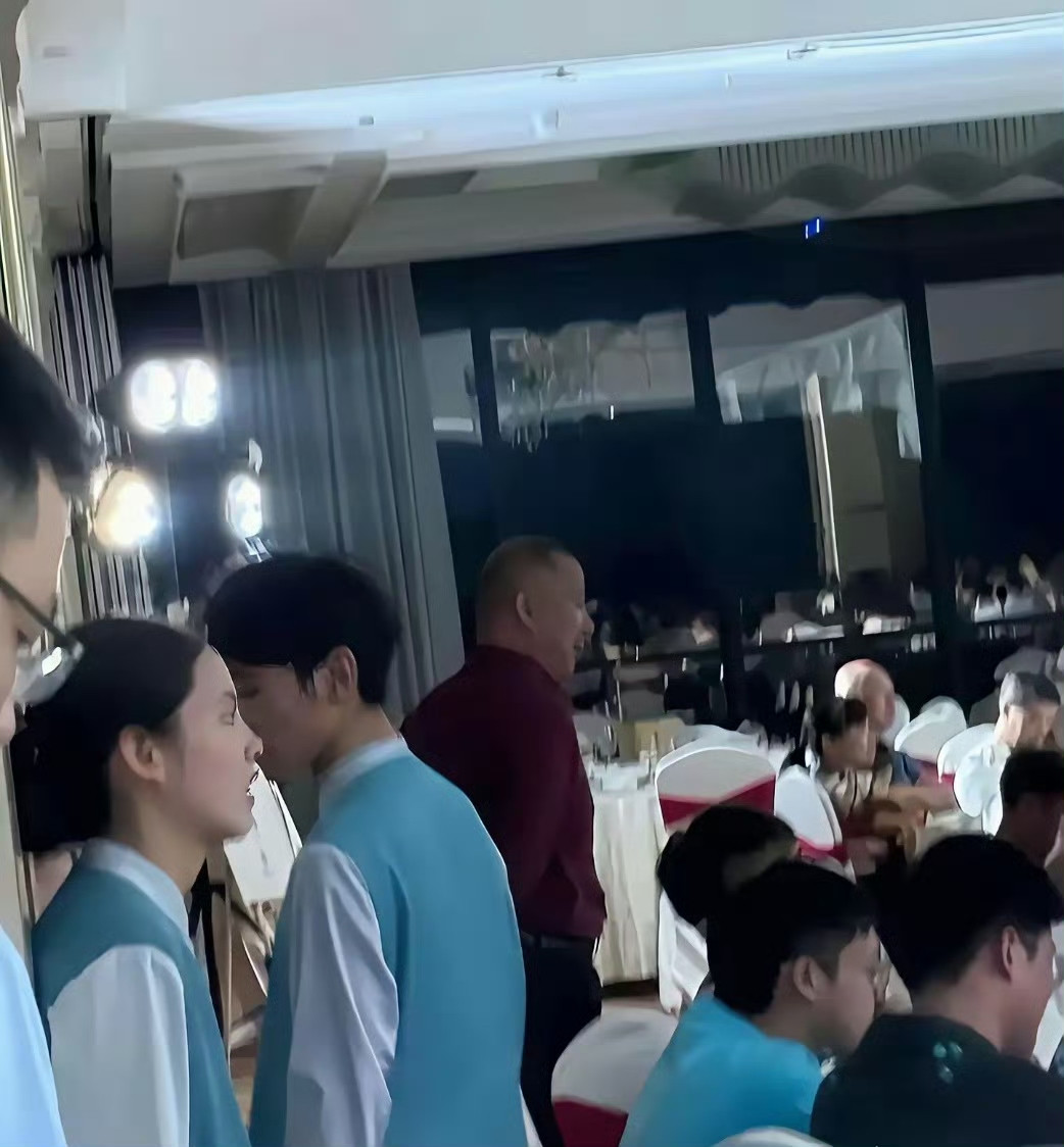 没想到这是杨超越早年在酒店打工时的照片，素颜素衣也挡不住灵气，难怪当时就是公认的