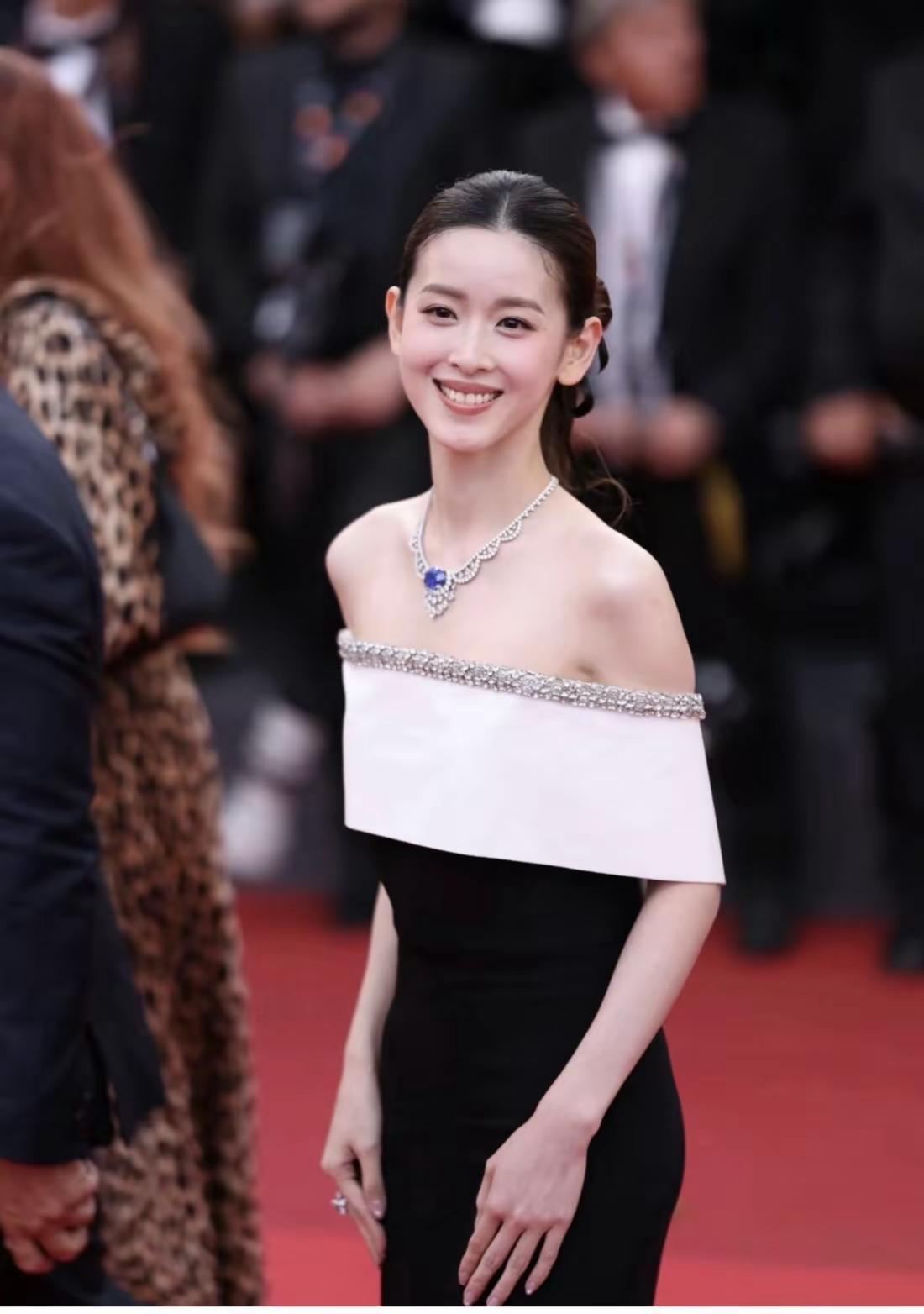 宽松的衣服挡不住天生的美貌。章泽天红毯惊艳亮相：衣服虽大，美貌却“溢出屏幕”！我