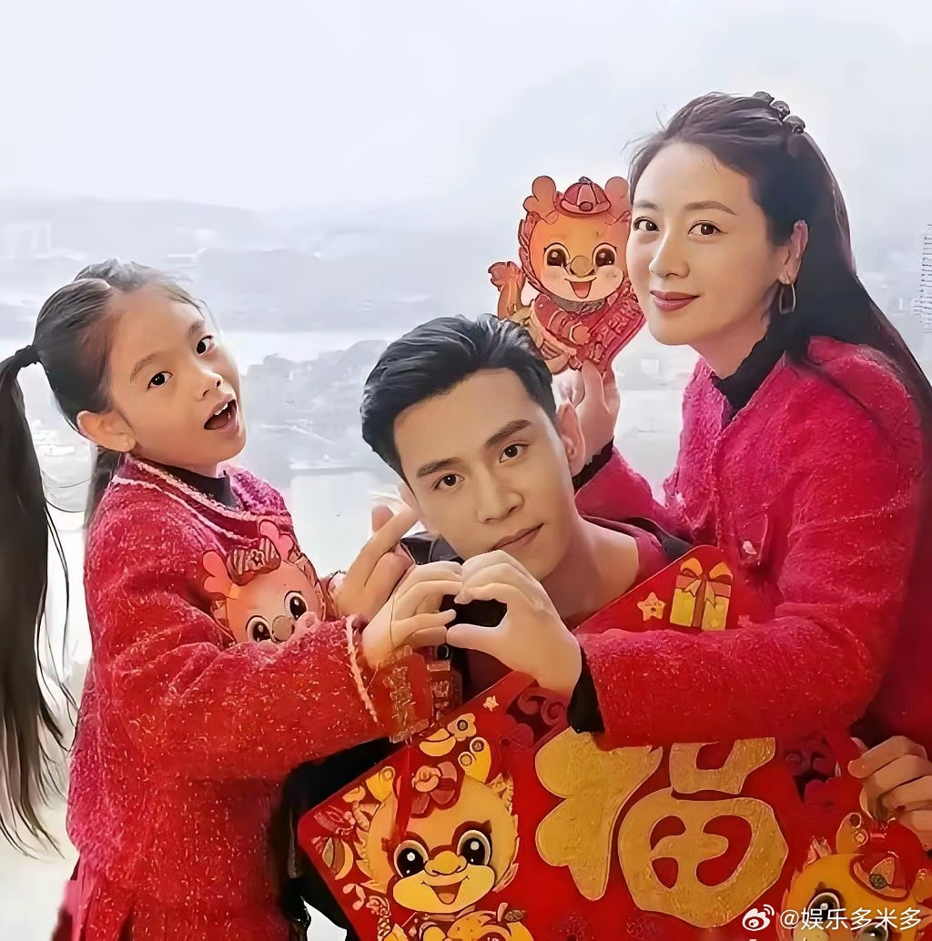 演员经超和小李琳一家三口在一起，女儿像爸爸多一点，经超帅气英俊，一表人才，小李琳