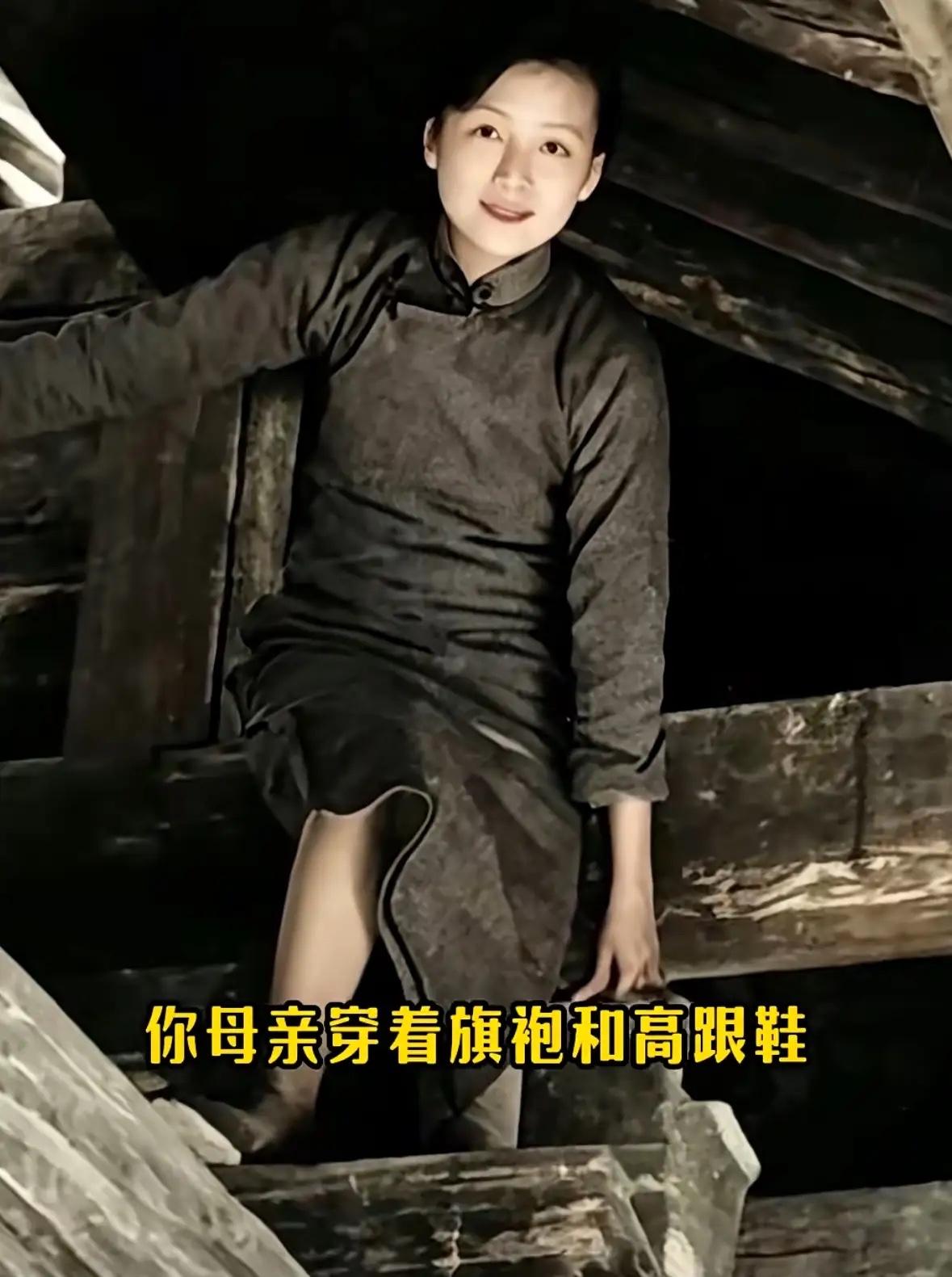 这是林徽因穿着旗袍爬上房梁的真实照片，都看看吧，她不是"跟着梁思成跑田野的太太"