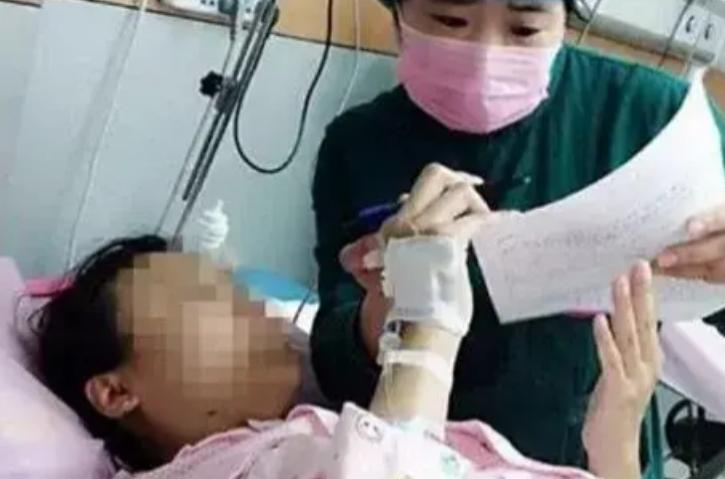 2019年，河南一聋哑孕妇生产，却迟迟不见丈夫的出现，直到医生为其做剖腹产解开衣