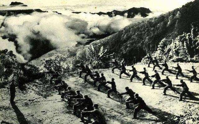 1964年，中国男足连续败给世界多个弱旅，贺龙大怒下令解散中国男足，把他们全放到