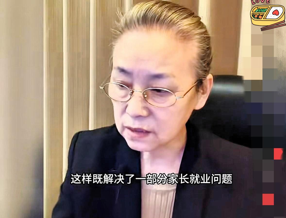 关于上海学生餐发臭，这个老师提的建议是我听过最好的。她的建议是学校开个食堂，