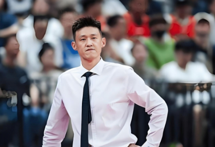 广东男篮功勋球员周鹏将回归球队担任主教练，随着杜锋朱芳雨之辈全部离开广东，据媒体