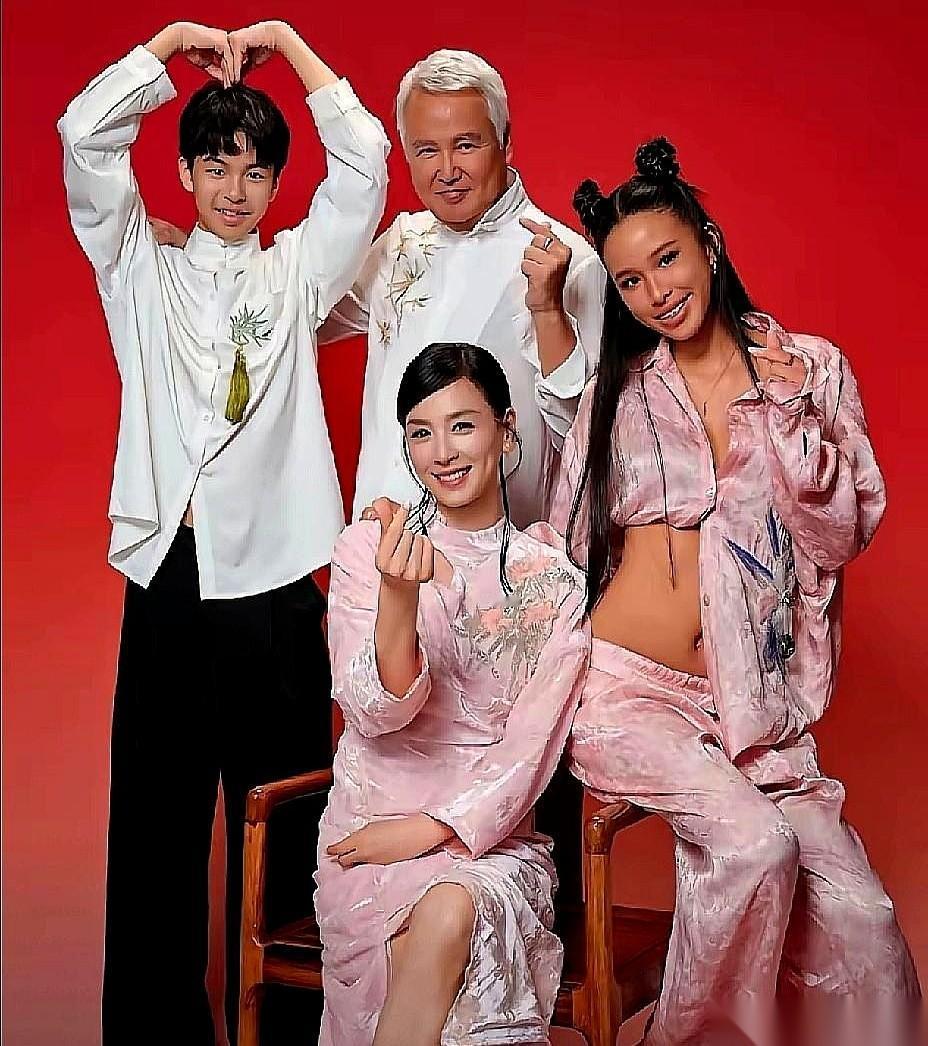 刷到张庭和她女儿的合照，我愣了一下。第一反应是，这闺女长相怎么完美避开了妈妈所