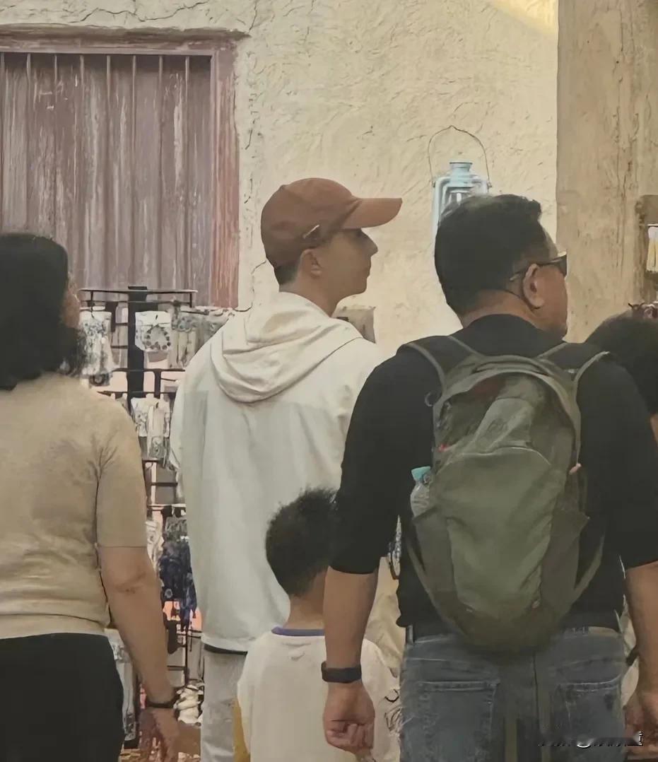 马龙大概率不想退役了！有人偶遇马龙一家四口到迪拜度假，两个儿子在陌生环境完全没