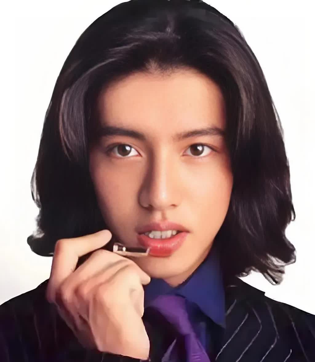 木村拓哉年轻拥有巴掌大的脸庞和深邃眼神，五官精致，眉眼极为出众，眉峰转折流畅如艺