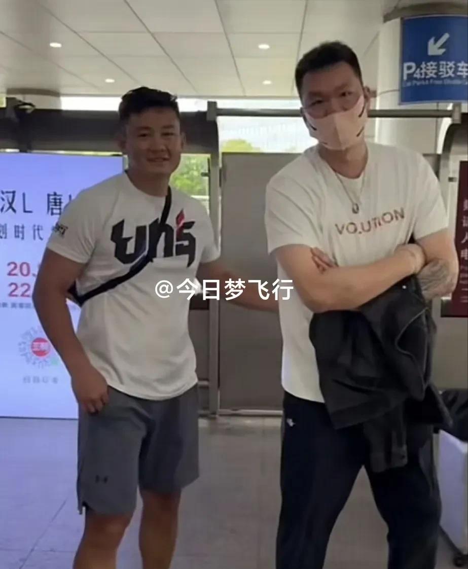 朱芳雨现身深圳机场，候机飞往北京！今天上午，有球迷朋友在深圳宝安国际机场，偶遇