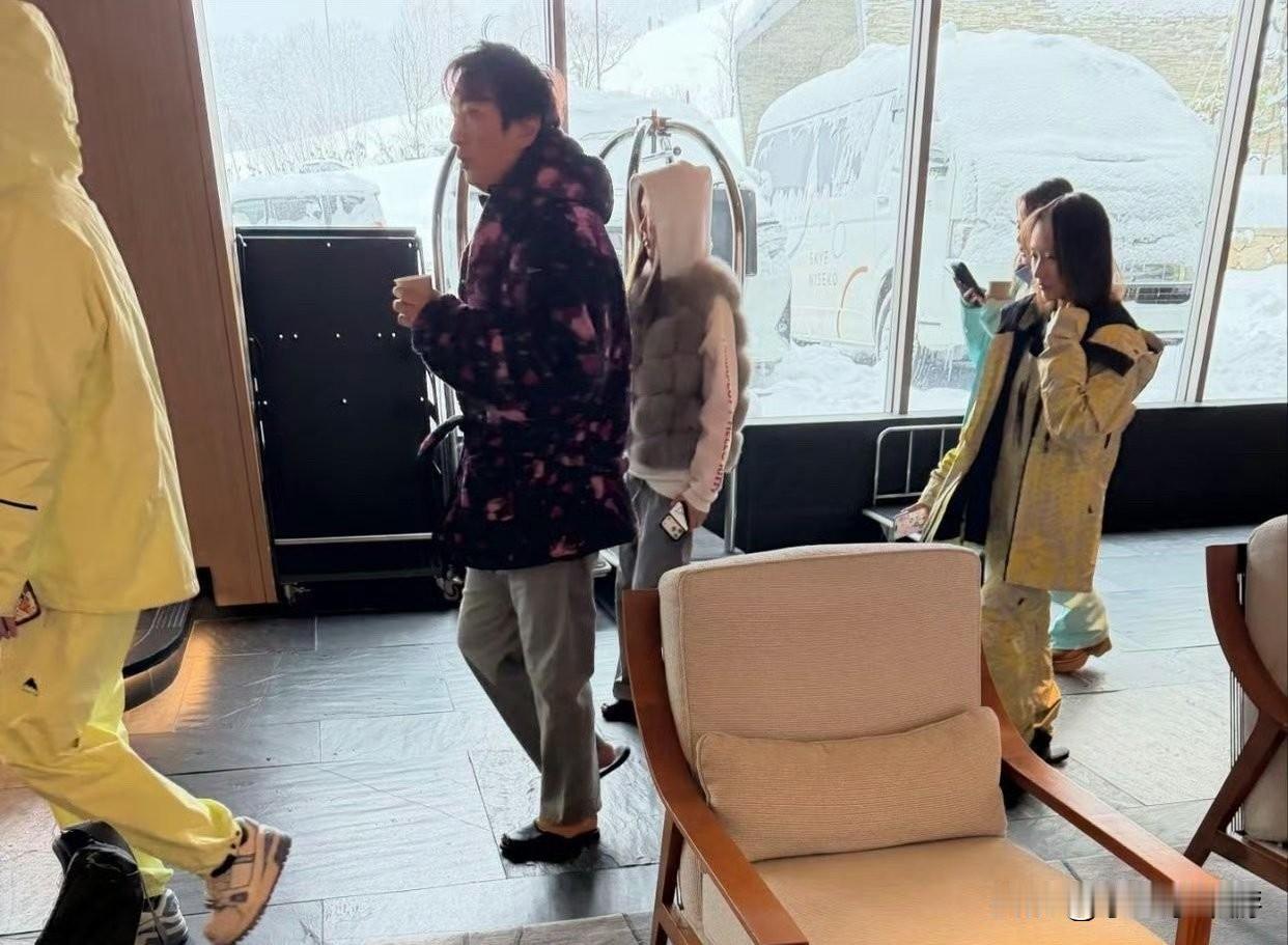 王思聪现身日本某滑雪场，身后跟着3个美女，他穿着拖鞋，手里拿着咖啡，看起来好悠闲