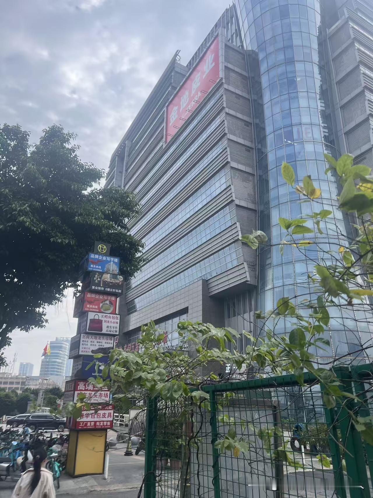 今天9:30分准时到一家皮具厂面试仓管，到达公司后观察了一下公司环境，嗯还不错
