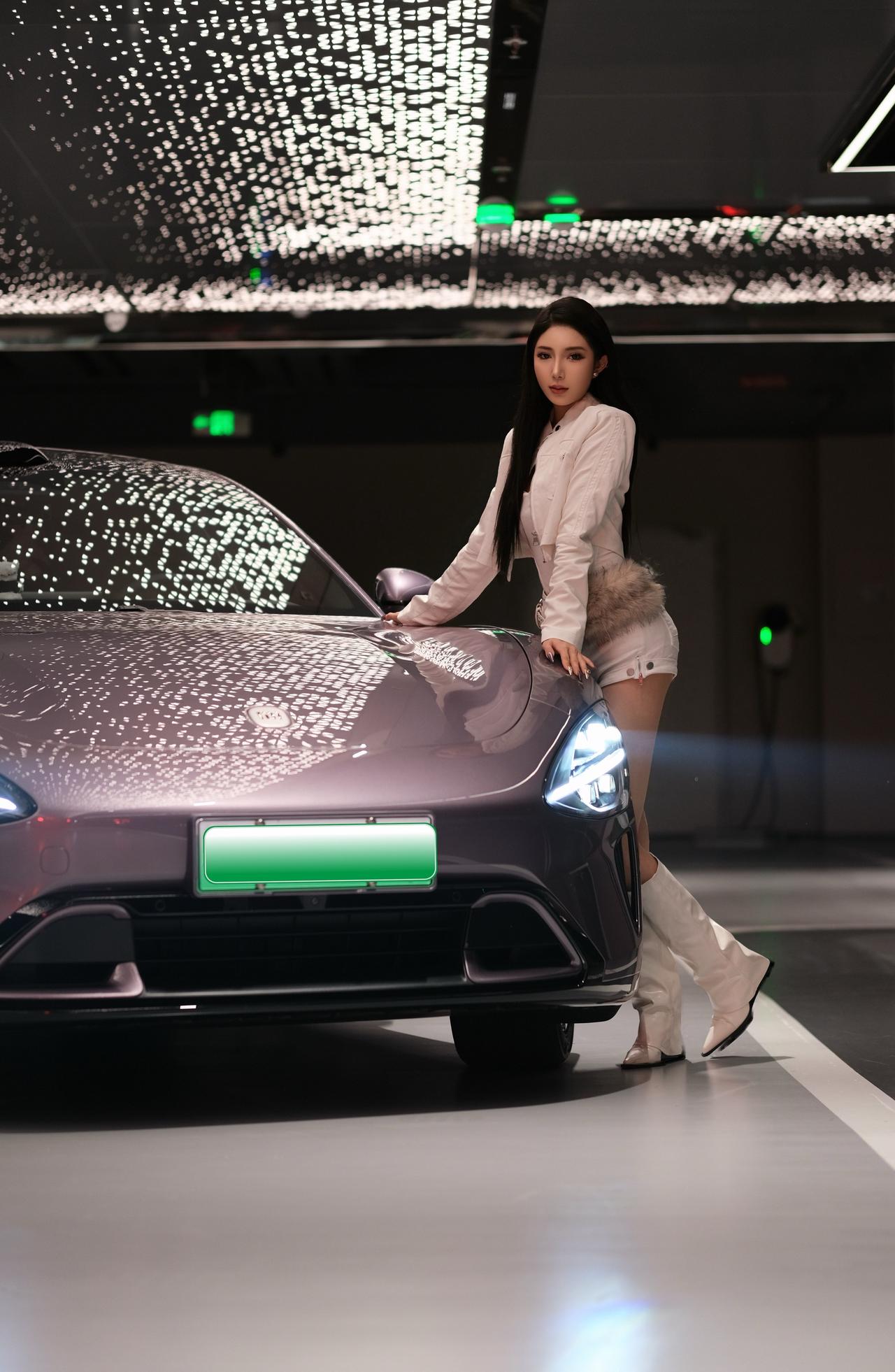 下次，一起出车吗！星空顶车库小米su7美女车模汽车摄影