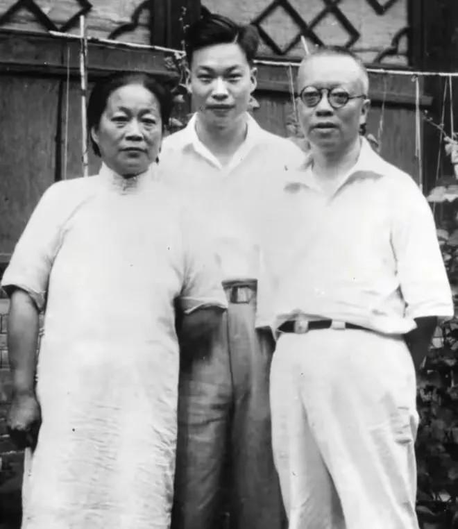 1906年，钱玄同的新婚之夜，他坐在床头，对新娘徐婠贞冷冷说道：“我不爱你，娶你