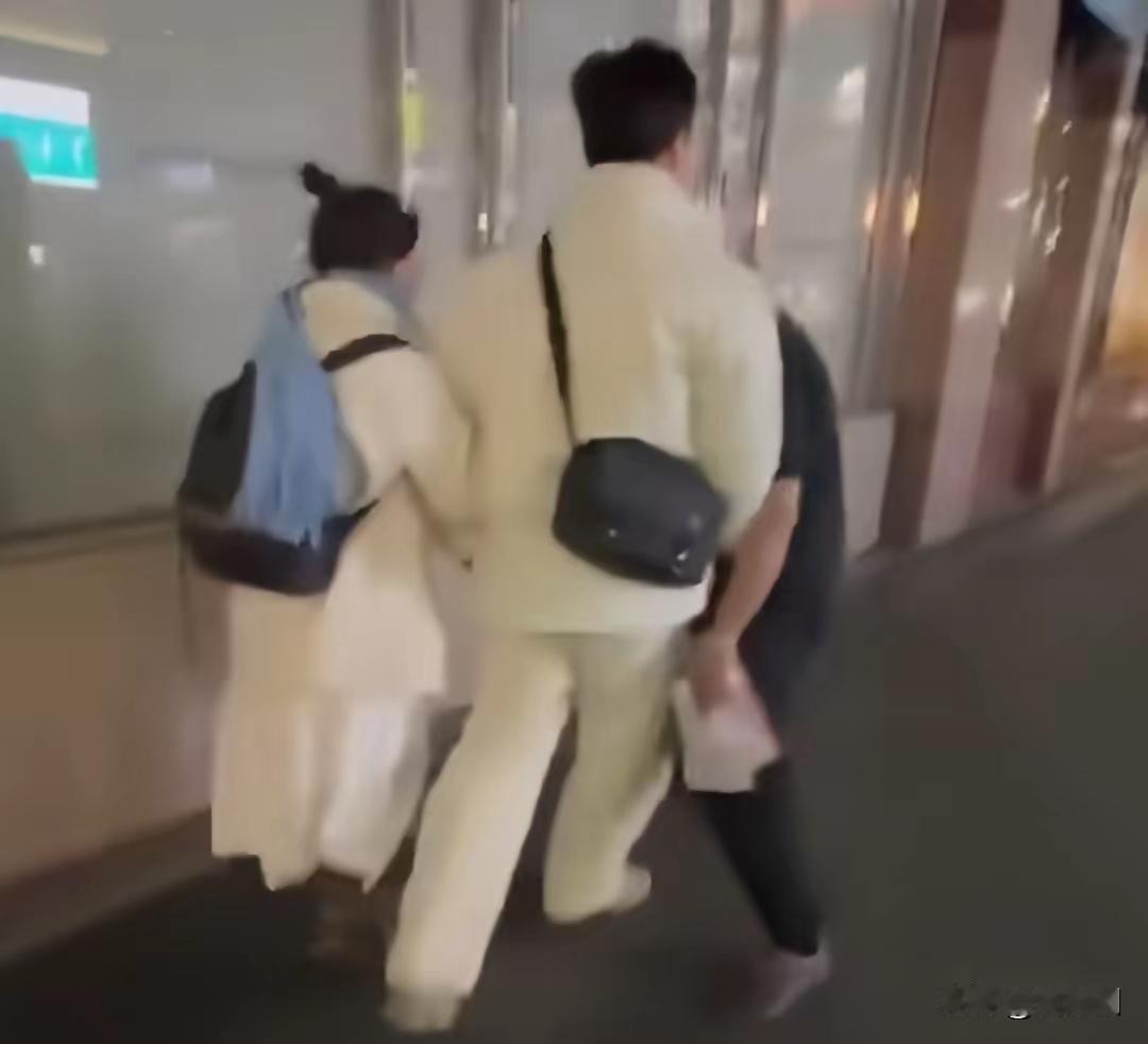 一对中国情侣在大阪游玩，被一群日本人围堵，吓哭了！为首的黑衣人，前胸上赫然写