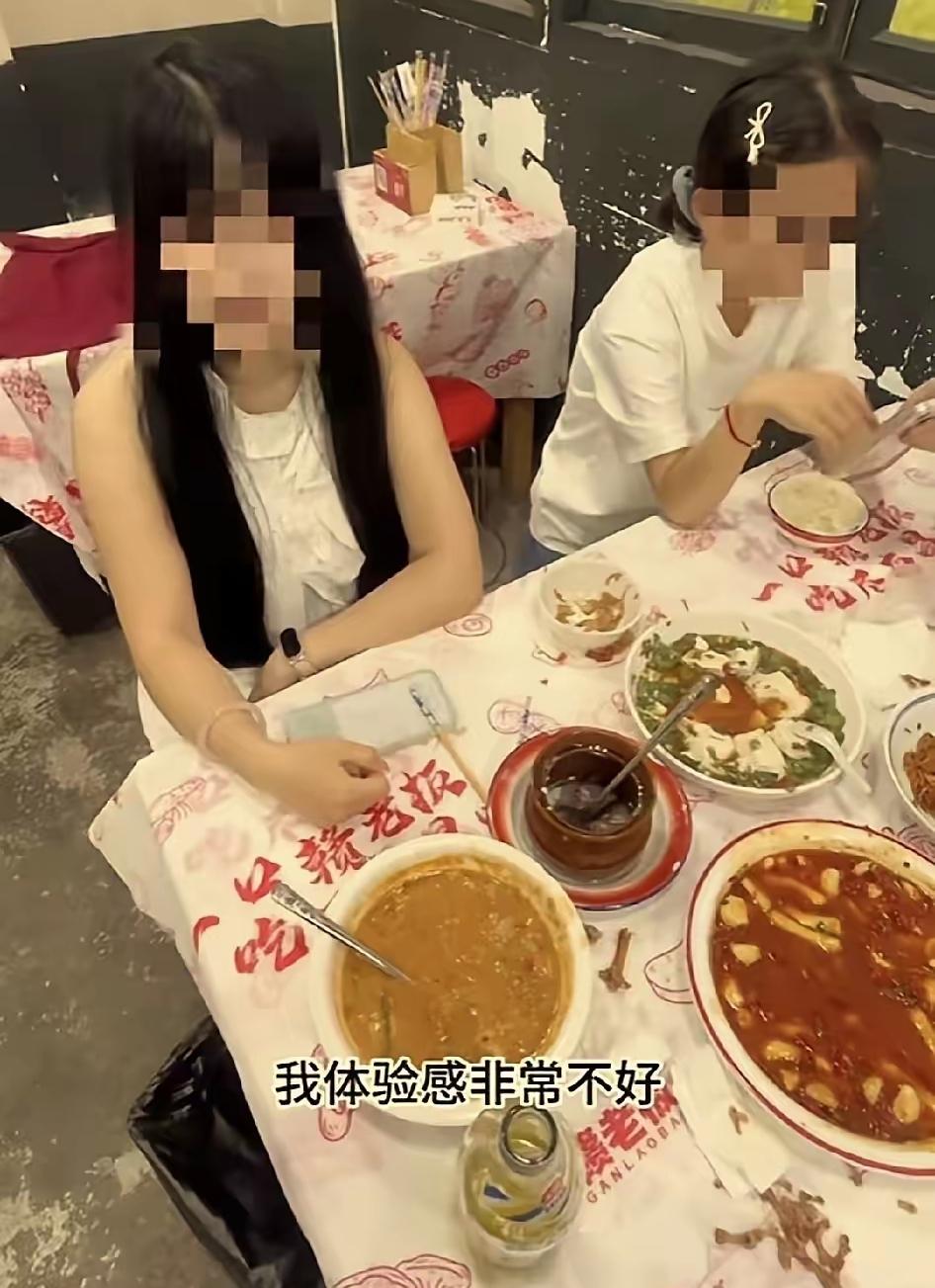 汕头白嫖四人组这事还没消停多久，南昌小店白嫖二人组又来了。这两个女生的操作，和之