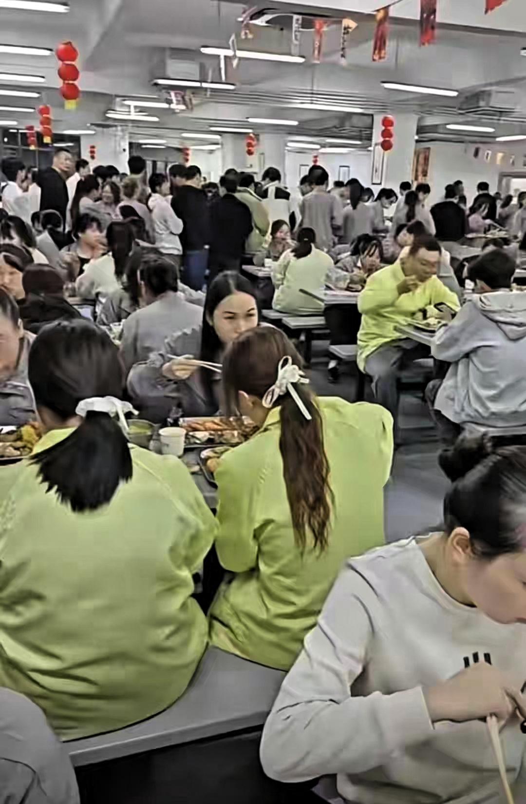 太寒碜了！中山一3000多人电子厂举办年会，让员工吃自助餐引争议没有豪华场地