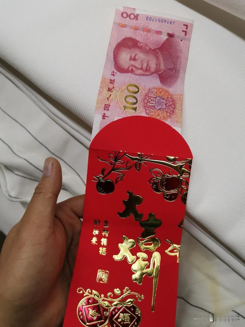 大年初五，一女子带着孩子来表妹家拜年，表妹给孩子包了200元压岁钱。女子见状，便