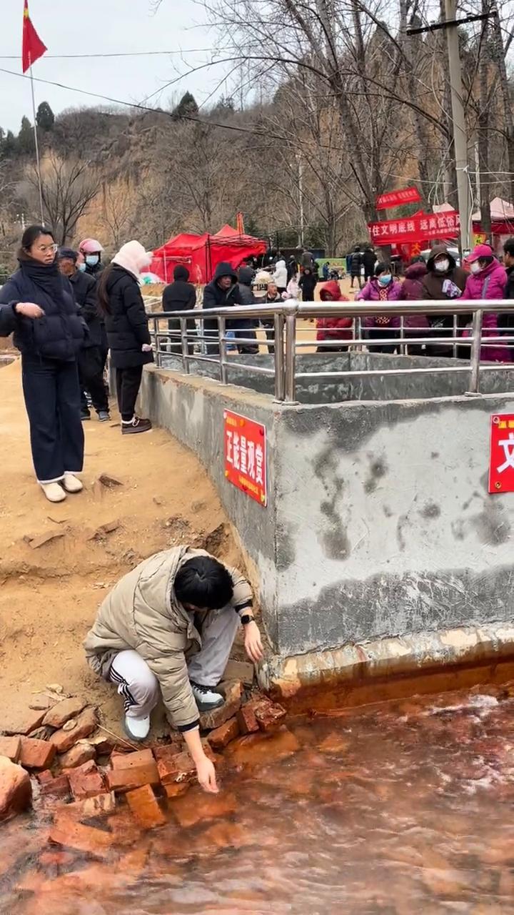郑州一口死了三十年的老井突然复活了，还吐着近三十摄氏度的暖流。近期郑州贾鲁河源头