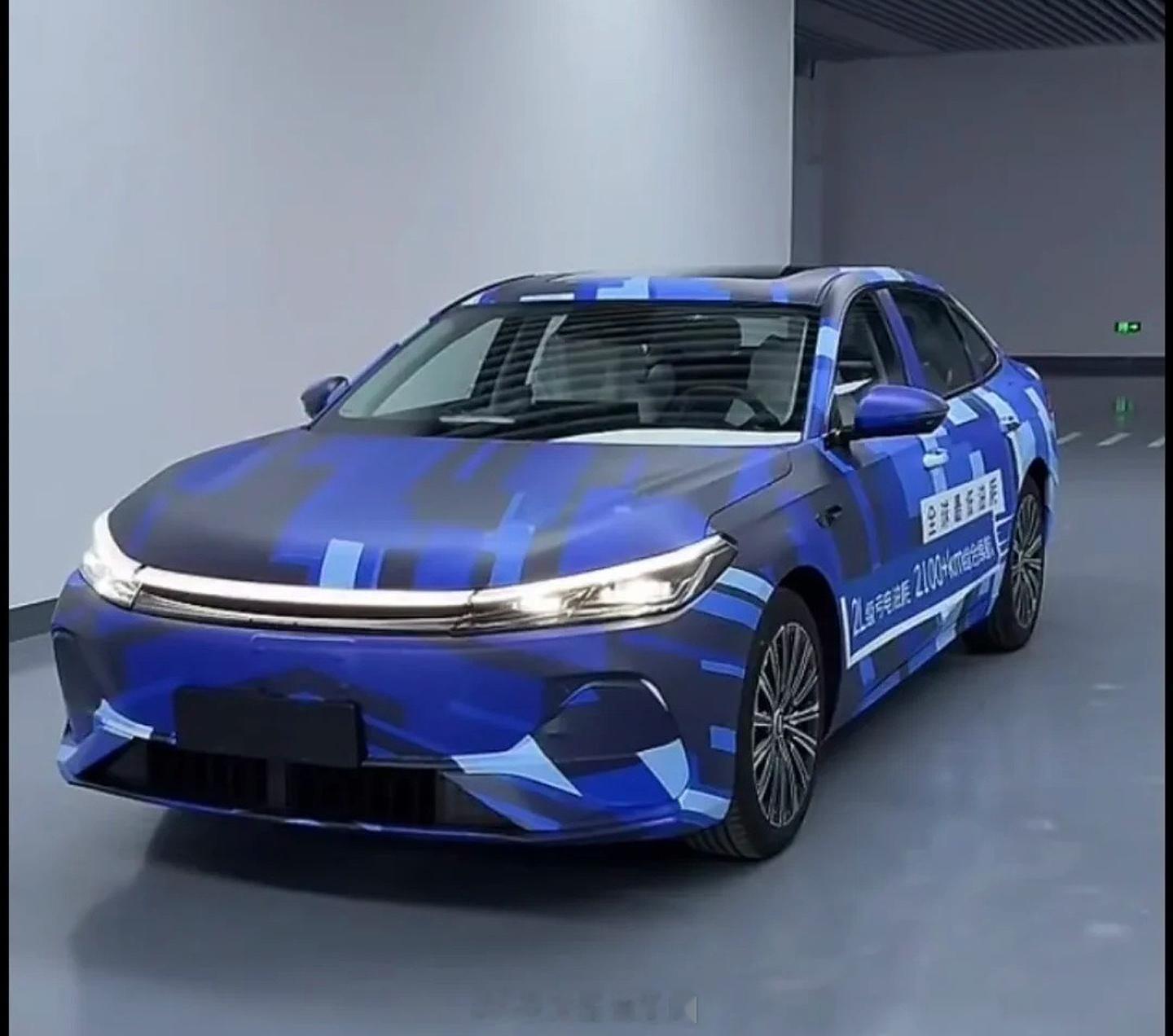 吉利银河全新轿车谍照曝光，车身贴纸“2100km+综合续航”葱爆新车据说车身长