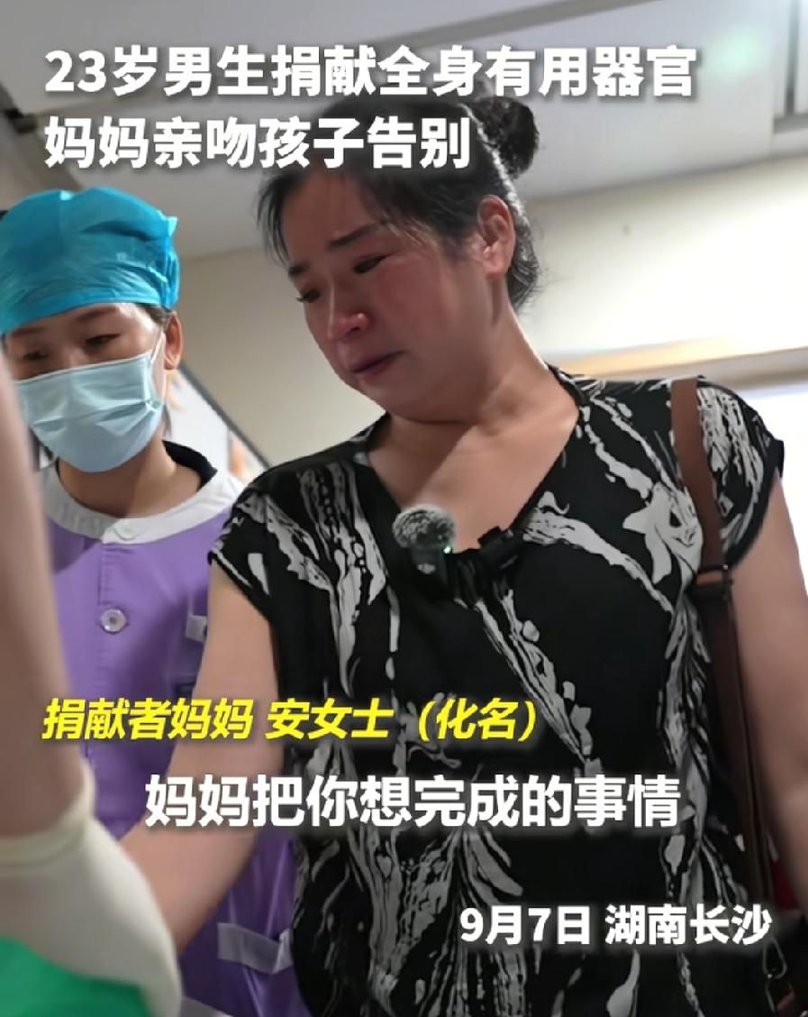 “下辈子不要再做妈妈的孩子，你跟着妈妈太苦了”，看到这一幕是所有人都泪目了。原