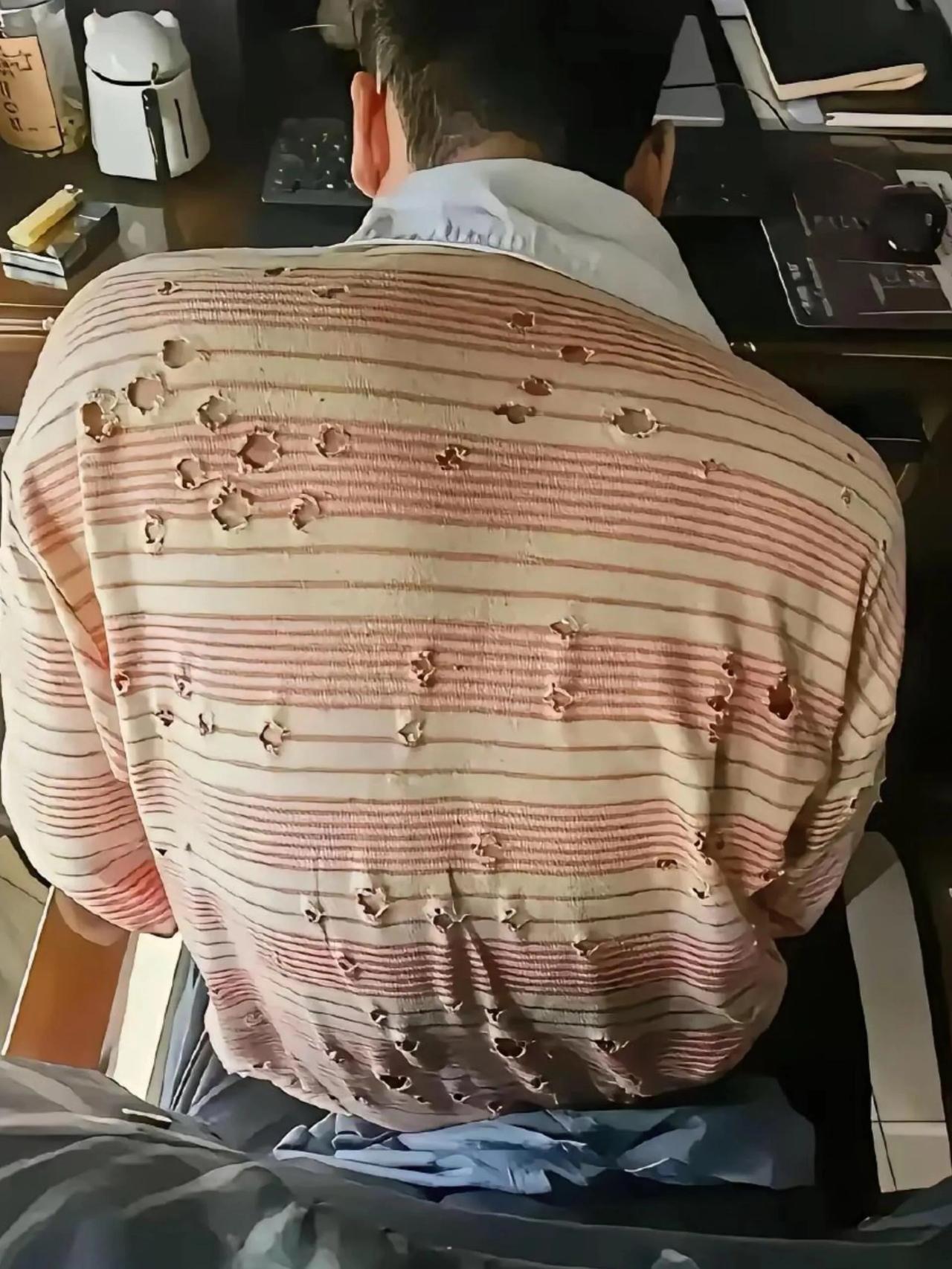 看他穿衣服以为他很贫穷，实际是限制了我的想象！