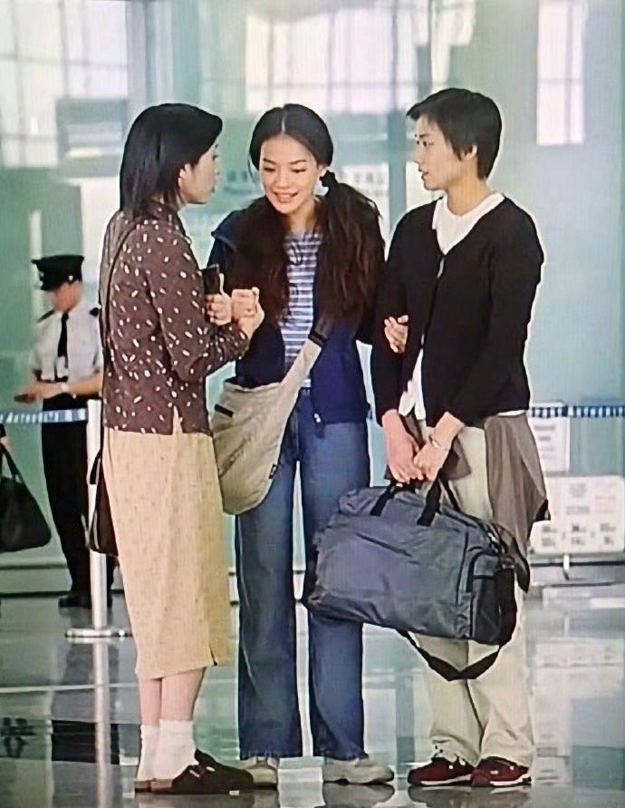 果然时尚是个轮回，香港在二十年前就已经穿勃肯鞋＋短筒白袜了​​​